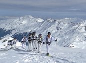 Ein Gruppe von Wettkämpfern inmitten der Tiroler Berge. (Foto: Bundesheer/Sigi Schwärzler)