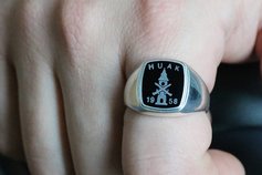 Der HUAk-Ring am Finger eines Wachtmeisters, der am 28. Februar 2018 ausmusterte. (Foto: Bundesheer/Gerold Keusch)