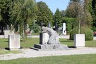 Im Eingangsbereich des Stadtfriedhofes steht das 1949 errichtete "Denkmal für die Opfer des Faschismus" von Bildhauer Michael Drobil. In den seitlichen Steinen sind die Namen von 112 St. Pöltner Opfern des Faschismus eingraviert. (Foto: RedTD/Gerold Keusch)