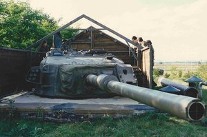 Eine Feste Anlage wird für eine Übung vorbereitet, indem die Hütte über der Kanone abgebaut wird. (Foto: Archiv Truppendienst)