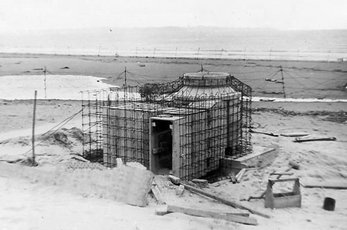 Konstruktion eines deutschen Tobruk-Bunkers auf Kreta. Der Bunkerbau war von der Deutschen Heeresleitung im „Regelbau“ standardisiert. (Foto: unbekannt/gemeinfrei)
