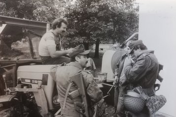 Soldaten des Bundesheeres im Gespräch mit einem Einheimischen. (Foto: Bundesheer/Archiv Truppendienst)