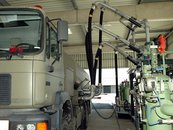 Ein Bundesheer-Tankfahrzeuge wird mit Betriebsmittel befüllt. (Foto: Bundesheer/HLogZ)