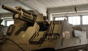 Das älteste Fahrzeug der Panzerartillerie – die M7B2 'Priest' ist eine amerikanische Haubitze mit 105-mm Kanone auf dem Fahrgestell des Kampfpanzers Sherman aus dem Zweiten Weltkrieg. Sie ist oben offen und hat eine Besatzung von acht Mann die das Geschütz bedienen. Das Bundesheer hatte 38 dieser Haubitzen, die 1974 durch die Panzerhaubitze M109 ersetzt wurden. Bis auf das ausgestellte Exemplar mussten alle Haubitzen an die US-Armee zurückgegeben werden. Der eingebaute V8-Motor konnte nach langer Lagerung im Panzergarten des Heeresgeschichtlichen Museums wieder in Gang gesetzt werden. Heuer hatte die Haubitze bei der Veranstaltung „Auf Rädern und Ketten“ ihren ersten Einsatz seit 1974. Auf der ganzen Welt gibt es nur noch sieben Exemplare, die aus eigener Kraft fahren können. (Foto: Bundesheer/Harold) 