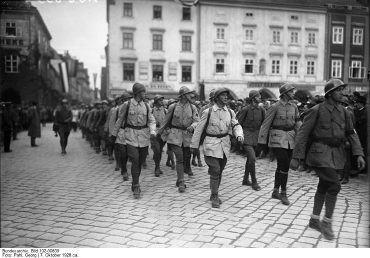 Aufmarsch des republikanischen Schutzbundes. (Foto: Bundesarchiv, G. Pahl ca. 1929)