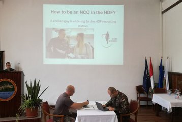 Zwei Teilnehmer der Internationalen Woche des „Command Senior Enlisted Leader - Course“ bereiten eine Präsentation vor. (Foto: Bundesheer/Rudolf Pfalzer)