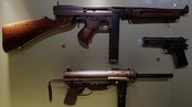 Alliierte Handfeuerwaffen: Thompson-Maschinenpistole, M3 „Grease Gun“ Maschinenpistole und Pistole Colt M1911. (Foto: RedTD/Nikischer)