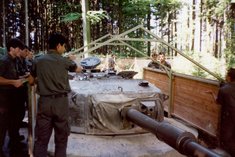 Soldaten des Landwehrstammregimentes 35 bereiten eine Feste Anlage für eine Übung vor und bauen zuerst die Hütte ab. (Foto: Archiv Jägerbataillon 12)