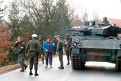Panzergrenadiere und Militärpolizei führen einen Checkpoint durch - der "Ulan" sorgt für zusätzliche Sicherheit. (Foto: PzGrenB35)