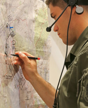 Militärakademiker an der Lagekarte. (Foto: HBF/Trippolt)