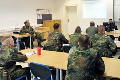 Die Ausbildung während des Lehrganges für Gefechtsschaden- und/oder Behelfsinstandsetzung (GSI/BhI) findet im Lehrsaal, in den Werkstätten und im freien Gelände statt. (Foto: TD/Gerold Keusch)
