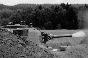 Ein Panzerturm einer Festen Anlage feuert eine Granate ab. (Foto: Bundesheer/Archiv Jägerbataillon 12)