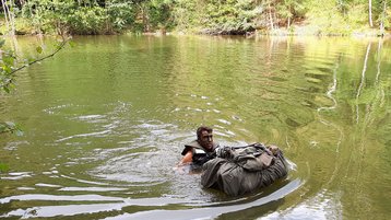 Das Überwinden eines Gewässers mit der persönlichen Ausrüstung, ist eines von vielen Themen, die im Gefechtsdienst vermittelt werden. (Foto: HBF/Pusch)
