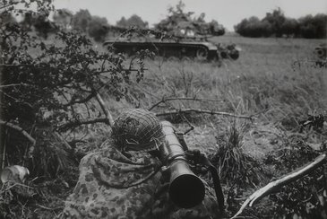 Ein Panzerabwehrrohrschütze hat einen Panzer im Visier. (Foto: Bundesheer/Archiv Truppendienst)