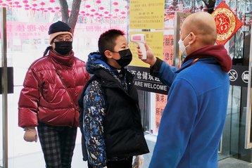Fiebermessen beim Betreten eines Geschäftes in China. (Foto: Painjet; CC BY-SA 4.0)
