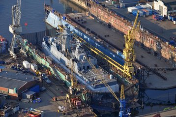 Die bereits im Dienst befindliche Korvette F 264 „Ludwigshafen am Rhein“ vom Typ K130 der Deutschen Marine in einem Dock der Norderwerft in Hamburg-Steinwerder. (Bild: © Ajepbah /Wikimedia Commons /Lizenz: CC-BY-SA-3.0 DE)