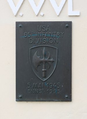 Gedenktafel für die 65. US-Infanteriedivision, die am 5. Mai 1945 Enns erreichte. (Foto: RedTD/Gerold Keusch)