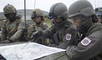 Austrian and British soldiers studiing next course of action. (Photo: HBF/Pusch)