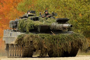 Ein getarnter "Leopard" 2A6 vom Panzerbataillon 104. (Foto: U.S. Army Europe/Markus Rauchenberger, gemeinfrei)