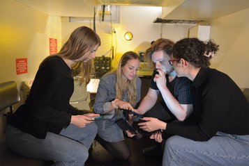 Teilnehmer lösen digitale Bedrohungen im Panzer-Setup des Escape Rooms. (Foto: Bundesheer/Gerald Wohlkönig)