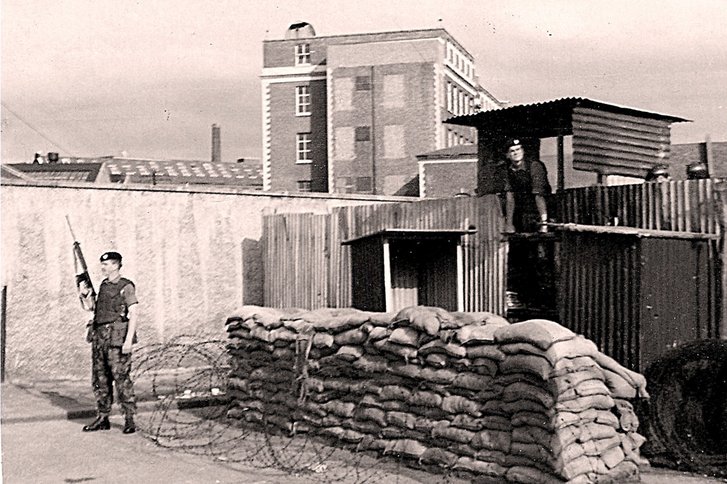 Grenzstützpunkt der britischen Armee in der Cornway Street in Belfast. Dieses Areal gehörte zu einem der meist gesicherten Abschnitte an der sogenannten „Friedenslinie“. (Foto: Kaspar C, CC BY-SA 2.0)