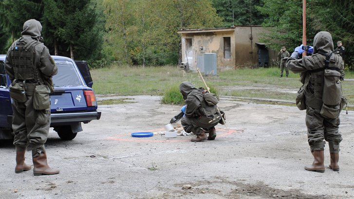 Soldaten der ABC & Umweltmessstelle erkunden eventuell kontaminierte Bereiche nach einem Anschlag. (Foto: KdoABCAbw&ABCAbws)