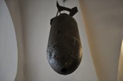 Eine 500-Pfund-Bombe hängt von der Decke des Museums. (Foto: HGM) 