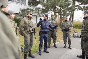 Ein Beamter der Polizei bildet die Milizsoldaten für Aufgaben im sicherheitspolizeilichen Assistenzeinsatz aus. (Foto: Bundesheer/Stefan Tesch)