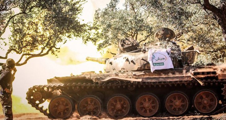 Ein  T-72-Panzer der Ahrar ash-Sham bei den Kämpfen gegen das Islamic Revolutionary Guard Corps (IRGC) im südlichen Teil des  Verwaltungsbezirks Aleppo, Anfang Juni 2016.