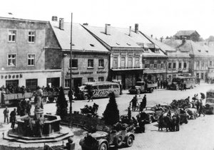 Amstetten am Vormittag des 8. Mai 1945. Deutsche Truppen befinden sich in der Stadt und marschieren Richtung Westen. (Foto: Stadtarchiv Amstetten)