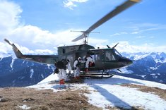 Soldaten sitzen auf einem Hubschrauber auf, der sie zuvor auf ein kleines Plateau im Gebirge geflogen hat. (Foto: Bundesheer/Martin Hörl)