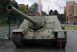 Der russische Jagdpanzer SU-100 war mit einer 100-mm Panzerkanone ausgestattet und wurde bei der Schlacht um Wien von einem deutschen Panzer am Schwarzenbergplatz abgeschossen. Bis 1955 war er dort als Denkmal zu sehen und wurde nach dem Abzug der sowjetischen Truppen dem Bundesheer übergeben. Heute steht er am Eingang zur Panzerhalle und wird demnächst saniert. (Foto: Bundesheer/Sascha Harold)