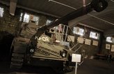 Der Kürassier A2 im 'KFOR-Look'. Mit einer Wärmebildkamera ausgestattet war der Kürassier A2 lange eines der modernsten Systeme im Bundesheer. Er war mit einer 105-mm Panzerkanone bewaffnet und mit einem elektronischen Feuerleitrechner ausgerüstet. Als 2004 im Kosovo Unruhen ausbrachen, entschied das Bundesheer, die Truppe mit Kürassieren zu verstärken. Insgesamt acht Fahrzeuge wurden speziell adaptiert und mit seitlich mit Panzerschürzen ausrüstet, um das Laufwerk besser zu schützen. Auf dem Bild ist der letzte noch erhaltene dieser Kürassiere zu sehen. (Foto: Bundesheer/Harold)