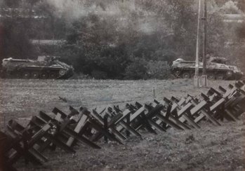 Übung in der Ära der Raumverteidigung mit Panzersperren und Schützenpanzer. (Foto: Bundesheer/Archiv Truppendienst)