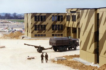 Die noch nicht fertiggestellte Amstettner Ostarrichi-Kaserne Anfang der 1980er Jahre. (Foto: Bundesheer/Archiv Jägerbataillon 12)