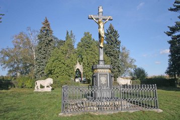 Die Denkmalgruppe mit Kreuz, Löwen und dem Ossarium. (Foto: Pertr1888)