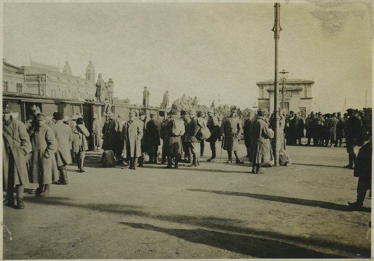 Heimkehrer der k.u.k. Armee am Bahnhof Innsbruck, November 1918. (Foto: HGM)