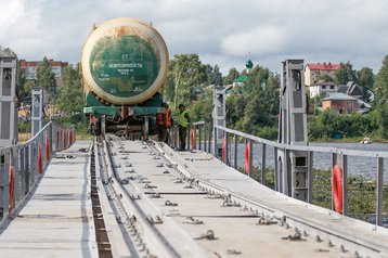 Russische Tankwaggons beim Bau einer schwimmenden Eisenbahnbrücke über die Wolga. (Foto: Mil.ru; CC BY-SA 4.0)