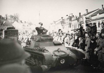Amstetten am 12. März 1938, dem Tag des Anschlusses an Deutschland. Soldaten der deutschen Streitkräfte marschieren Richtung Osten nach Wien. (Foto: Archiv Keusch)