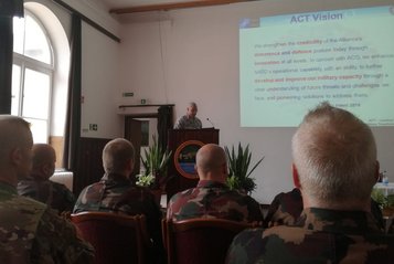 Vortrag während der Internationalen Woche des „Command Senior Enlisted Leader - Course“ der ungarischen Streitkräfte. (Foto: Bundesheer/Rudolf Pfalzer)