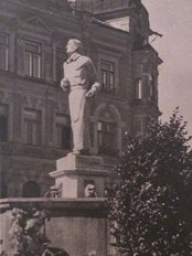 Der Kilianbrunnen vor seiner Zerstörung. Bereits 1938 wurde die Steinfigur (ein SA-Mann) angebracht, der Brunnen selbst stand seit 1665 an diesem Platz. (Foto: Archiv Keusch)
