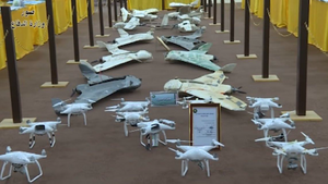 Vom IS eingesetzte und erbeutete Mini-Drohnen, die für Aufklärung aber auch für Sprengstoffanschläge verwendet werden sollten. (Foto: Archiv Autor)