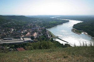 Blick vom Braunsberg auf Hainburg und den Donauübergang bei Bad Deutsch-Altenburg. (Foto: Gabor Orban)