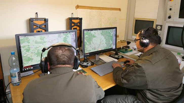 Zwei Soldaten bedienen einen Computer des Combined Arms Tactical Trainers während einer Simulatorübung in Zwölfaxing. (Foto: RedTD/Gerold Keusch)