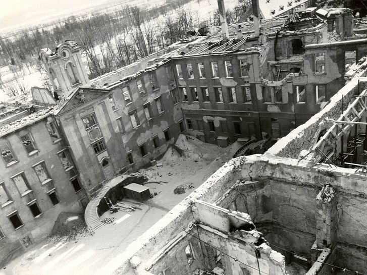 Die Burg 1945. Sie wurde durch Bombenangriffe auf Wiener Neustadt im Zweiten Weltkrieg zerstört.(Foto: Bundesheer)