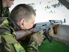 Soldaten aus Rumänien beim Anschießen der Waffe. (Foto: Bundesheer/Michael Steinberger)