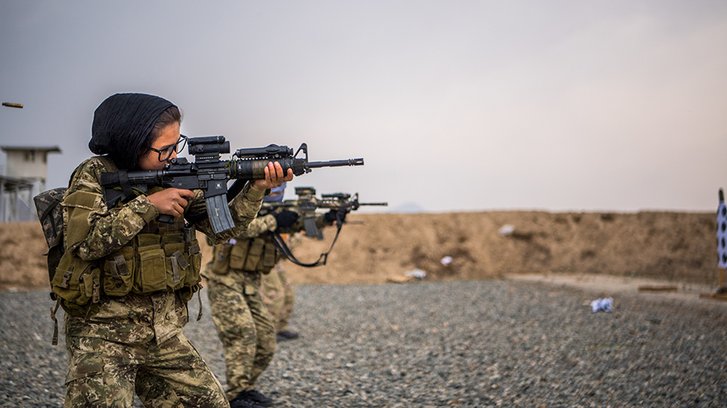 Angehörige eines weiblichen taktischen Zuges im März 2018 während eines Qualifikationstrainings beim Scharfschießen, um für die Zusammenarbeit mit den Afghan Special Security Forces gerüstet zu sein. (Foto: U.S. Airforce/Staff Sgt. Doug Ellis)