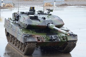Ein Kampfpanzer „Leopard“ 2A6 der Deutschen Bundeswehr während einer Übung auf dem Truppenübungsplatz Bergen-Hohe. Der „Leopard“ 2A6 ist einer der weltweit modernsten Panzertypen. (Foto: synoxanag; CC BY-SA 2.0)