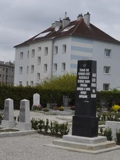 Nach dem Abzug der Sowjets wurde der Grabstein vom Hauptplatz auf den Neuen Friedhof von Amstetten versetzt. (Foto: Stadtgemeinde Amstetten)