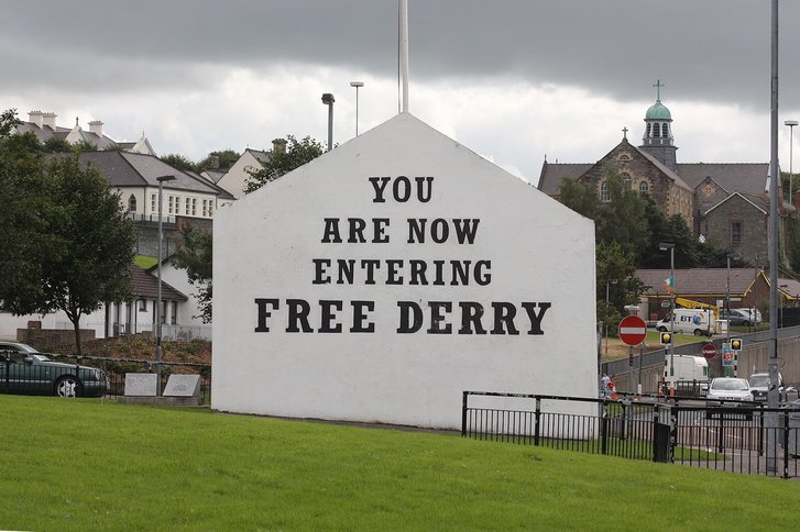 Dieser bekannte Schriftzug markiert bis heute den Zugang zu einem Gebiet von „Derry“, das zu Beginn der Unruhen bis 1972 von der PIRA kontrolliert wurde. Es befindet sich seit 1969 im Bezirk Bogside am Ende einer mittlerweile zerstörten Häuserreihe. (Foto: Ardfern, CC BY-SA 3.0)